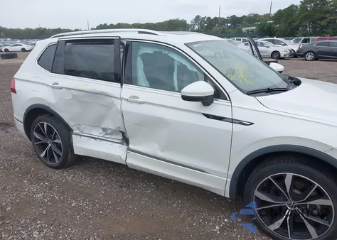 2022 Volkswagen Tiguan 2.0T Sel R-Line z USA, uszkodzony, nr VIN 3VV4B7AX0NM037135